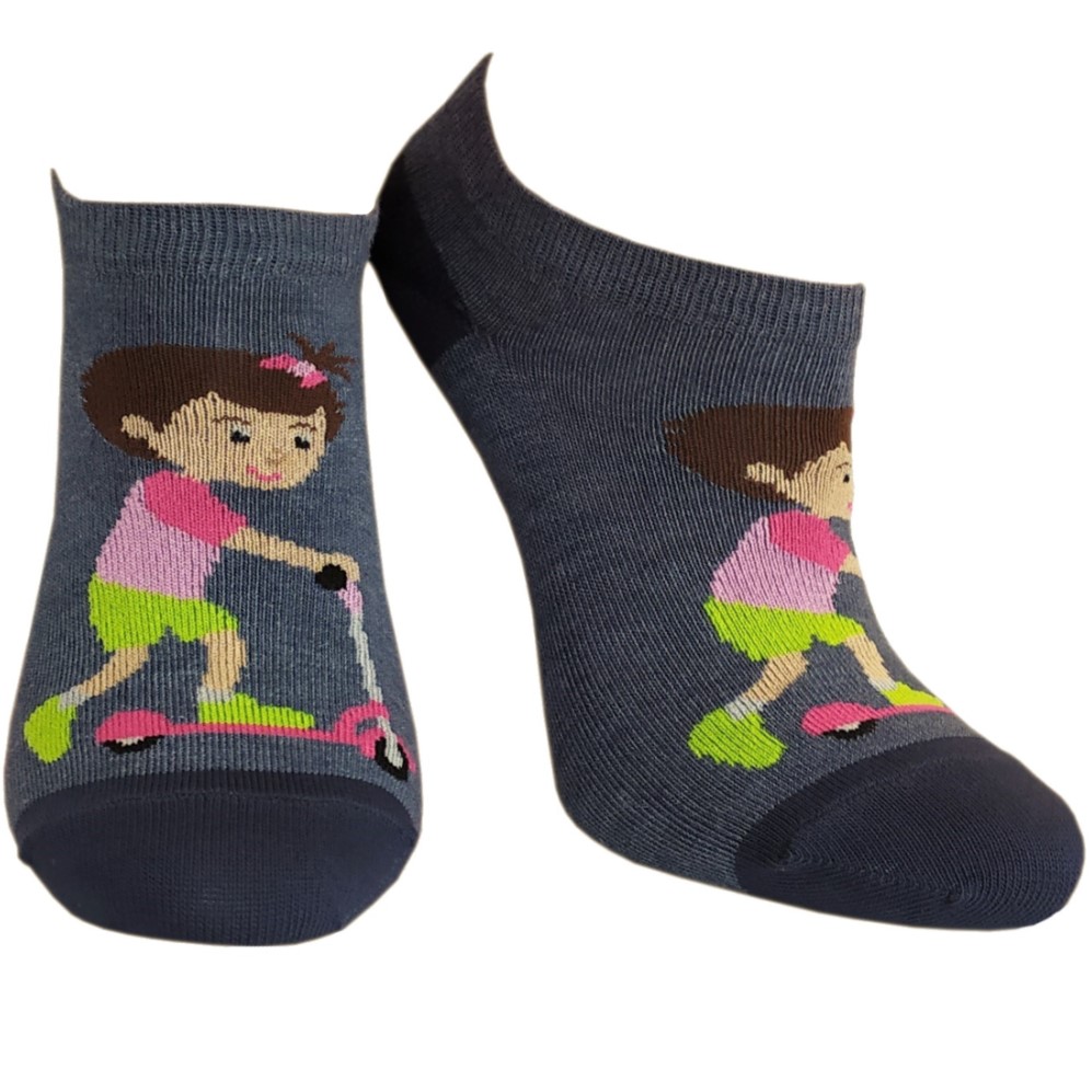 6. Stopki Dziecięce Dziewczynka na Hulajnodze